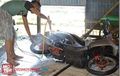 Catat, Beberapa Kerugian Mencuci Motor dengan Posisi Miring