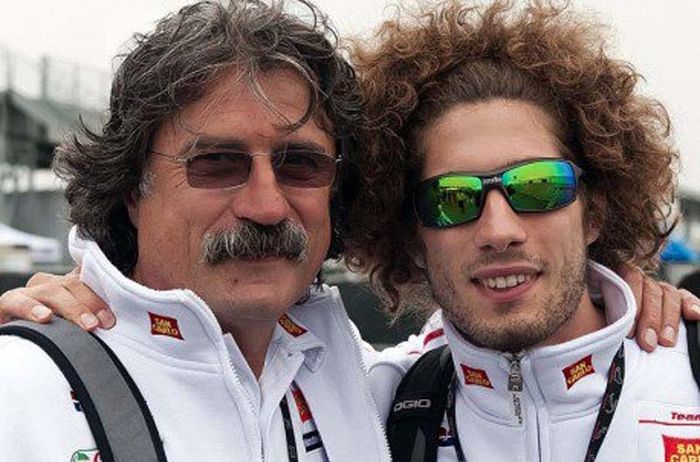 Marco Simoncelli (kanan) dan ayahnya, Paolo Simocelli (kiri)