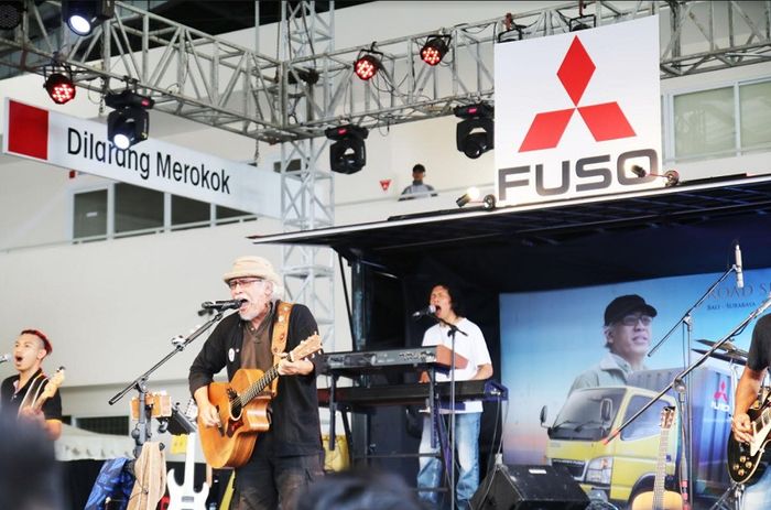 Aksi Iwan Fals saat roadshow bersama Mitsubishi Fuso