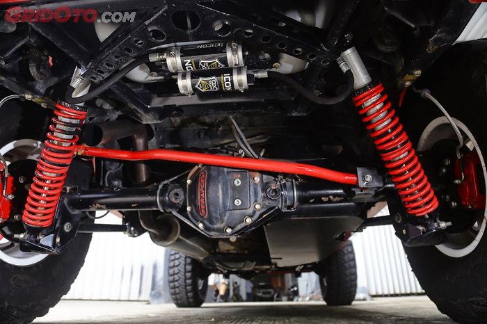 Suspensi menggunakan fullset Lift kit 4 inci dari ICON, lengkap dengan sokbreker Coilover adjustable