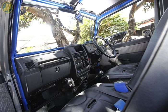 Kabin berhiaskan roll cage custom, jok bucket seat custom dengan model ala MasterCraft dan cargo bar