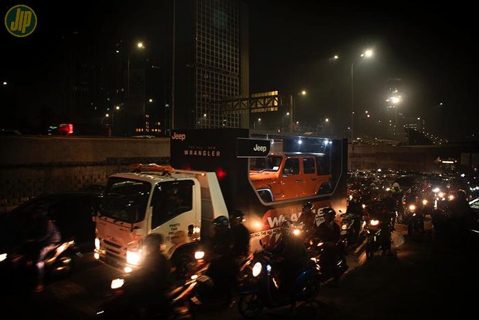 Jeep Wrangler JL sedang di ajak berkeliling kota Jakarta