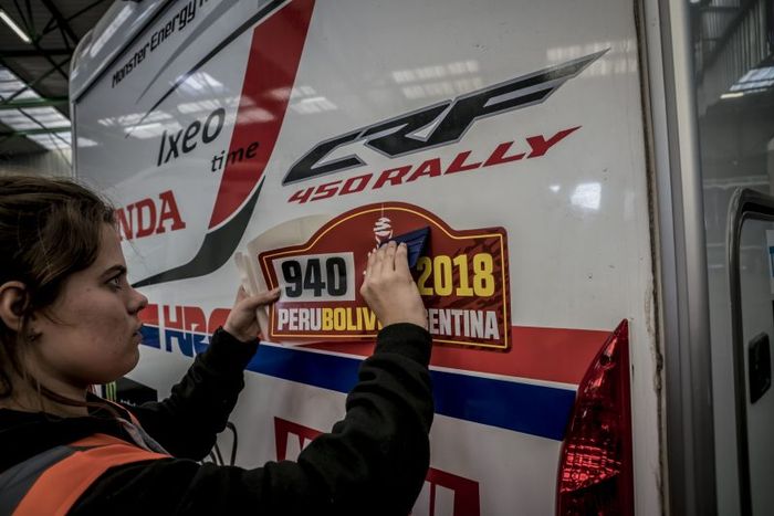 Kru tim pabrikan Honda dalam persiapan menjelang Reli Dakar 2018