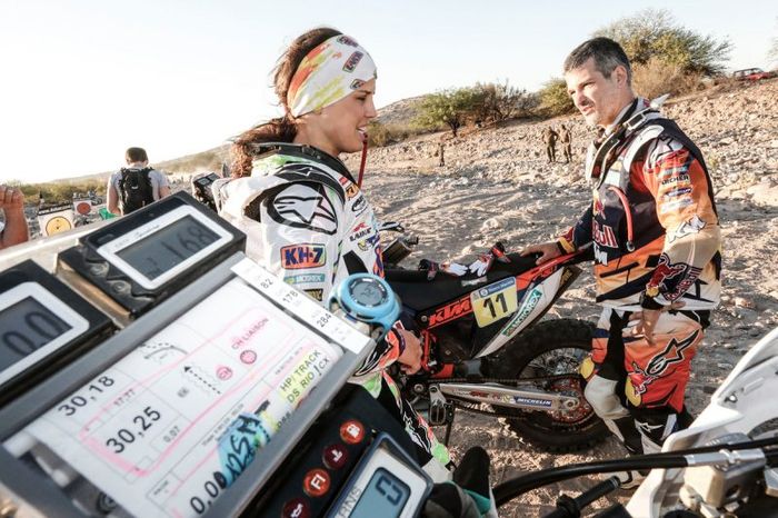 Laia Sanz (kiri) dan Jordi Viladoms (kanan) saat Reli Dakar 2016. Bagian depan adalah instrumen di motor mereka.
