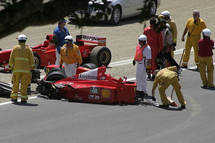Mobil Ferrari terbelah menjadi dua
