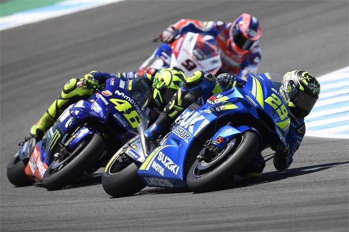 Andrea Iannone lolos dari sergapan Valentino Rossi dan Danilo Petrucci dalam perebutan posisi ketiga MotoGP Spanyol