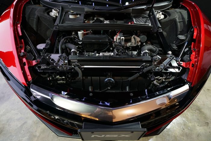 Di balik kap mesin depan Honda NSX, terdapat dua motor listrik dan sistem pendinginan mobil