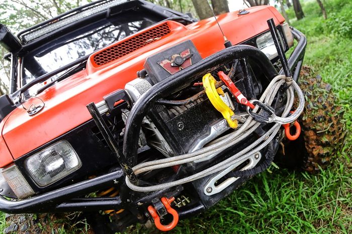 Menggunakan winch elektrik Warn 8274.