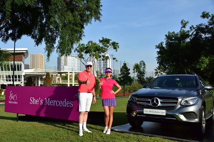 Farah Quinn saat mengikuti turnamen Golf yang diadakan Mercedes