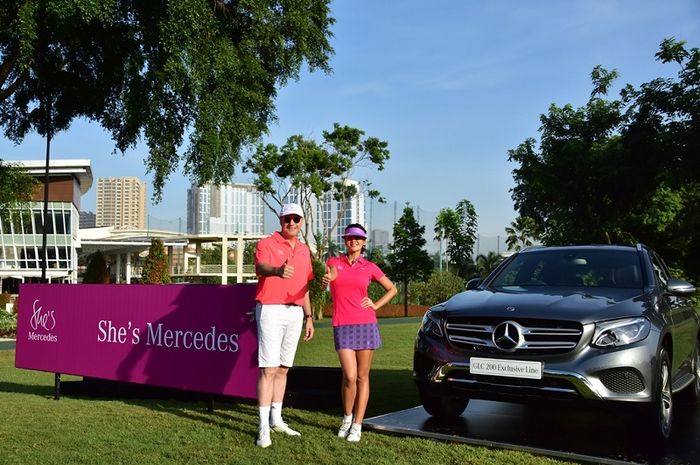 Farah Quinn saat mengikuti turnamen Golf yang diadakan Mercedes