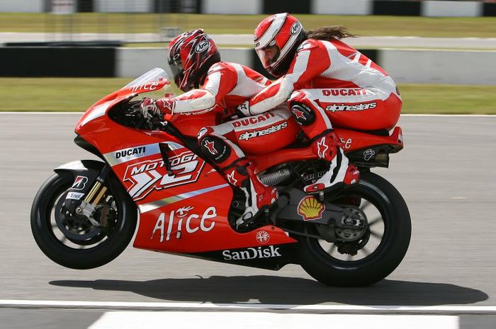 Randy Mamola membocengi seorang penggemar untuk merasakan bagaimana sensasi ngebut dengan motor Ducati MotoGP yang dibuat khusus