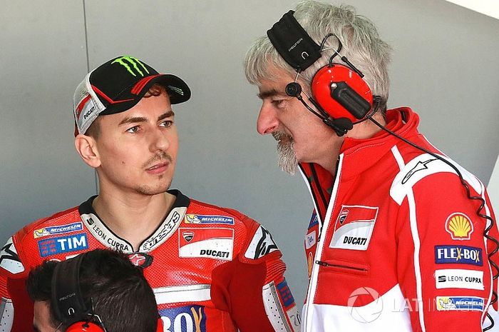 Jorge Lorenzo bersama Luigi Dall'Igna (bos Ducati)