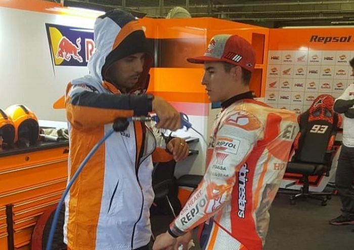 Marc Marquez disemprot kompresor sambil menunggu balap MotoGP Inggris