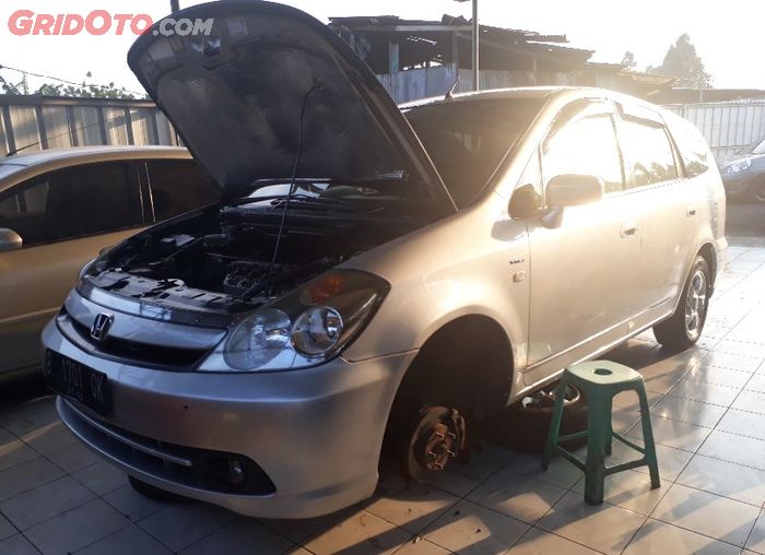 Honda Stream generasi pertama yang sedang diperbaiki di Honda Clinic, Jakarta Timur