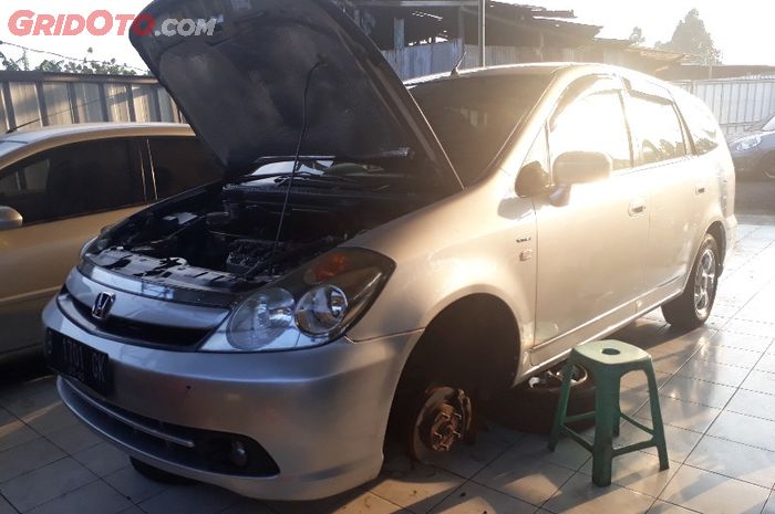 Honda Stream generasi pertama yang sedang diperbaiki