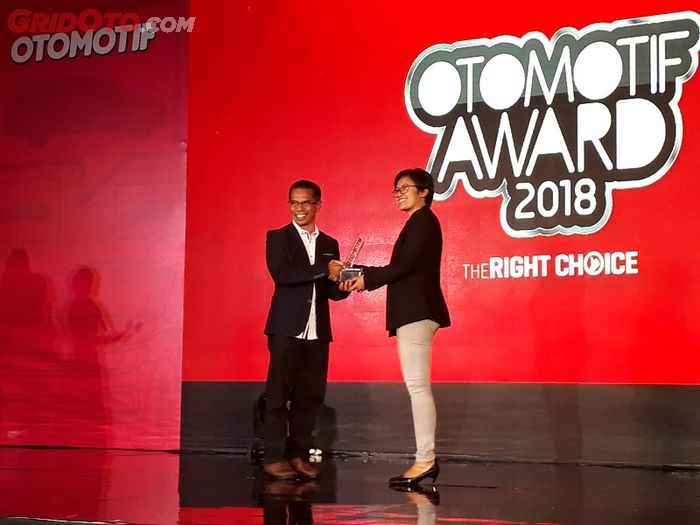 Wuling menerima penghargaan dari OTOMOTIF Award 2018