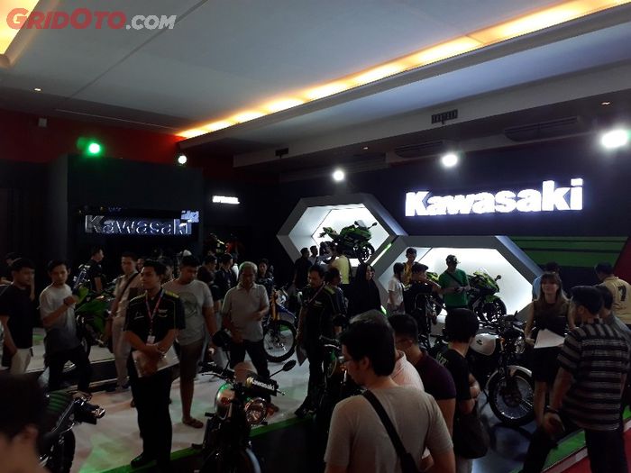 Booth Kawasaki pada pameran otomotif di Kemayoran, Jakarta, ramai pengunjung