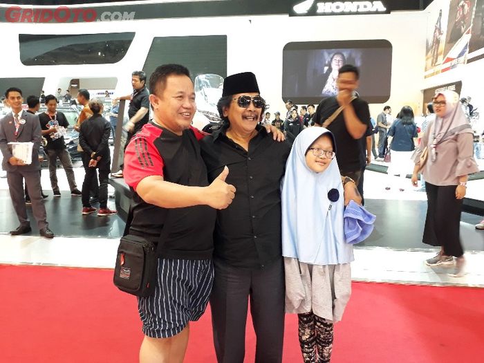 Jaja Miharja saat ditemui penggemarnya pada pameran otomotif di Kemayoran