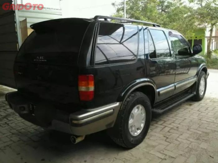 Tampak belakang Opel Blazer DOHC tahun 2000