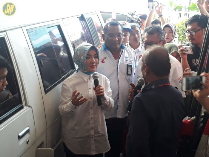 Pengguna solar B20 saat berbincang dengan Nicke Widyawati, Direktur Utama PT Pertamina (Persero)