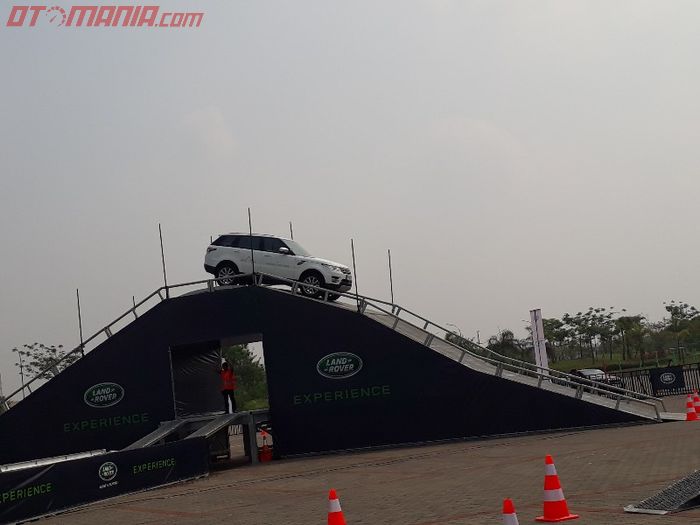 Salah satu rintangan di driving experience Jaguar Land Rover