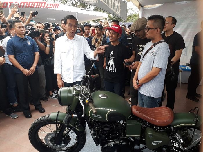 Presiden Jokowi saat melihat motor anaknya di Otobursa Tumplek Blek 2018