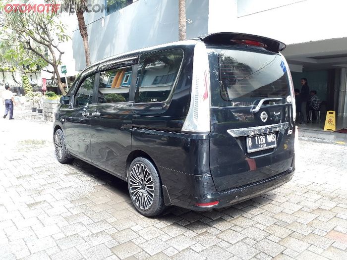 Tampak belakang Nissan Serena C26