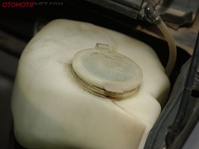 Tabung washer untuk menampung air wiper di mobil