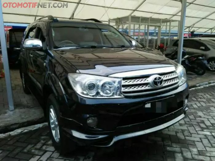 Toyota Fortuner generasi awal saat itu dibekali pilihan mesin bensin dan diesel