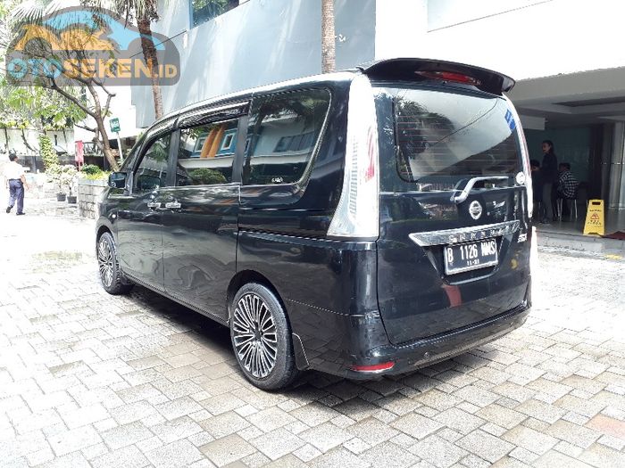 Tampak belakang Nissan Serena C26