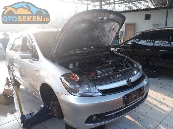 Ilustrasi Honda Stream yang sedang diperbaiki