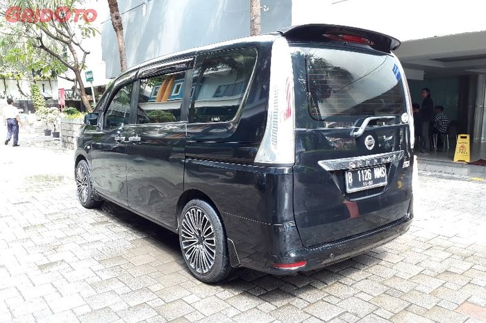 Tampak belakang Nissan Serena C26