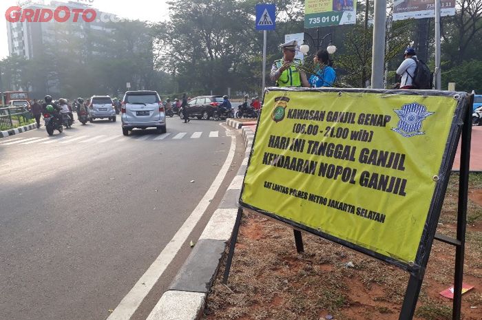 Plang Ganjil Genap di Perempatan Lebak Bulus