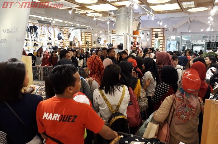 Pengunjung di Pull&amp;Bear Senayan City yang antusias untuk ketemu Marc Marquez