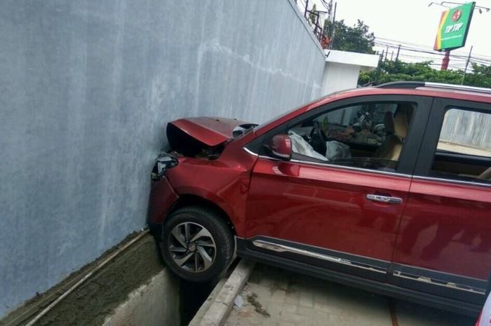 Sempat viral di Facebook, foto Wuling Confero tabrak tembok