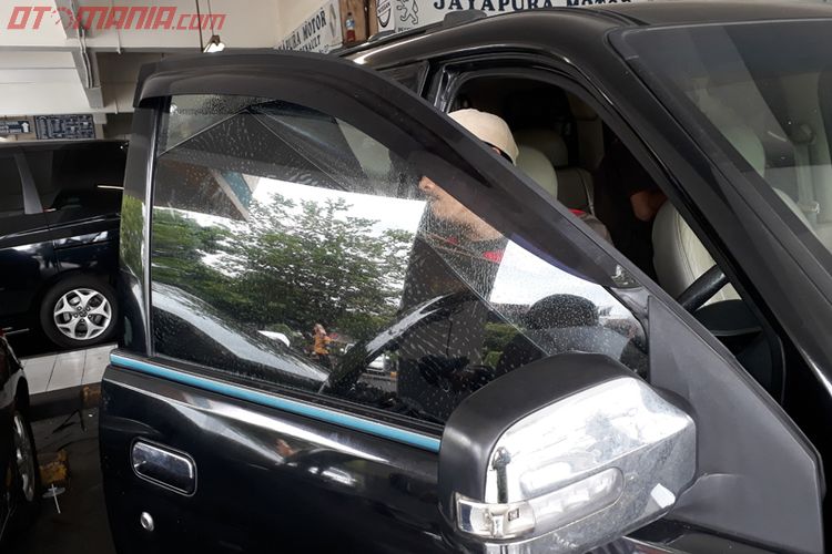 Modifikasi Pintu Kaca Mobil Baris Ke 2