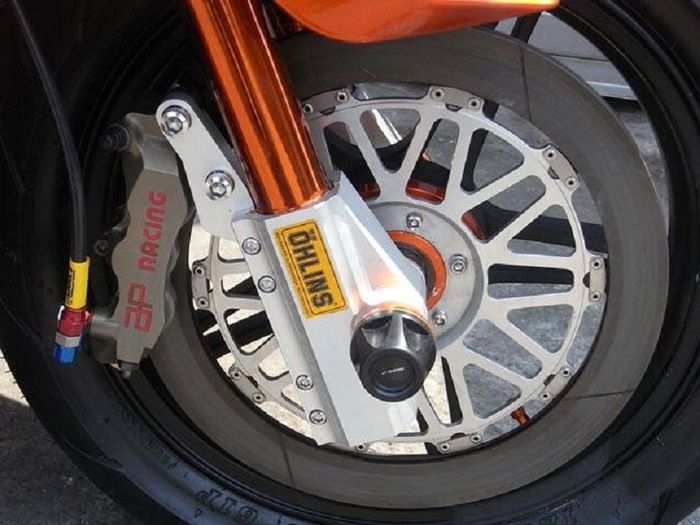 Suspensi depan Ohlins ditemani kaliper rem 6 piston merek AP Racing