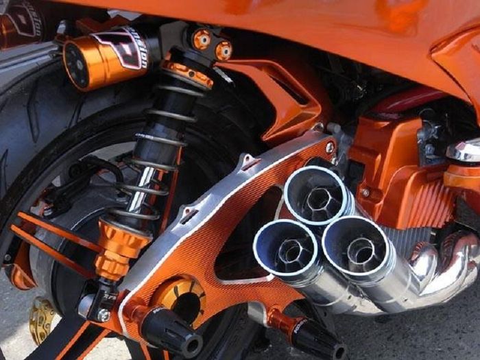 Knalpot custom dengan tiga buah muffler di Honda PCX garapan X-Speed