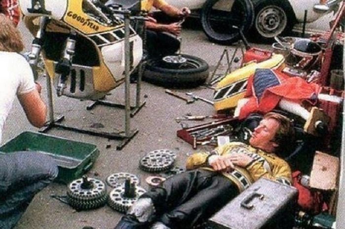 Juara Dunia tiga kali GP500 Kenny Roberts tertidur didekat mekanik yang bongkar ban