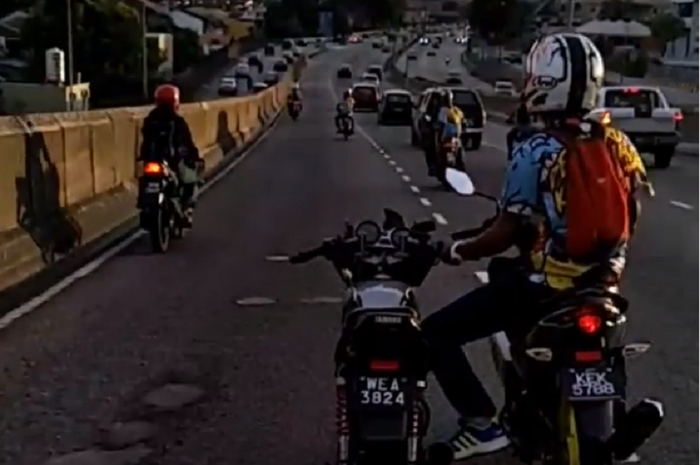 Biker Asal Negri Malaysia kendarai sekaligus gandeng motor sendirian 