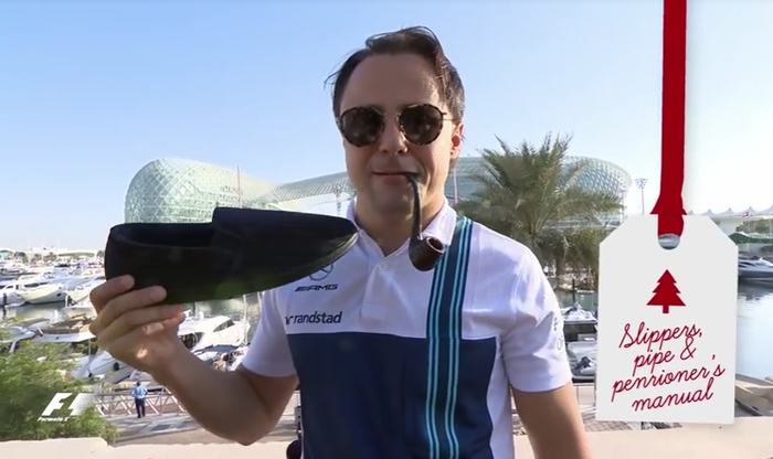 Felipe Massa menunjukkan sepatu dan cangklong hadiah Natal dari Lewis Hamilton