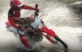 Kok Ada Benda Asing yang Menempel di Honda CRF150L Terbaru?