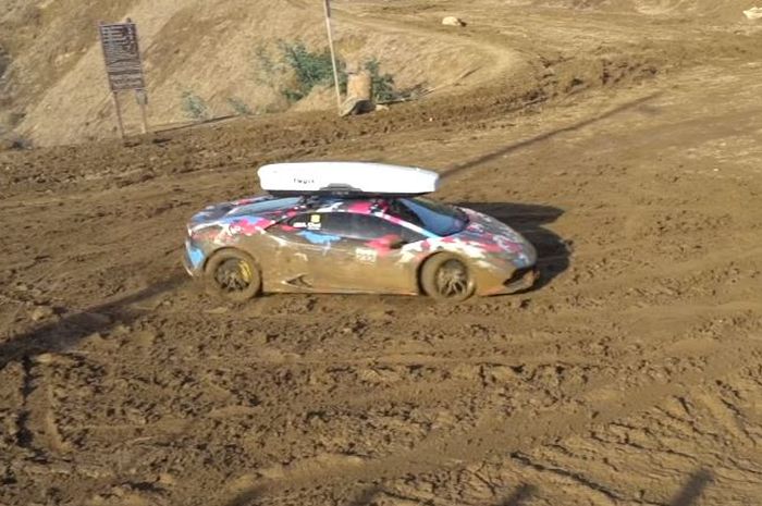 Lamborghini Huracan beraksi di medan lumpur