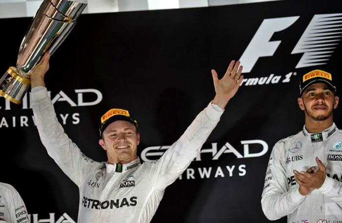 Nico Rosberg (kiri) juara dunia Formula 1 2016 dan rekannya Lewis Hamilton (kanan)