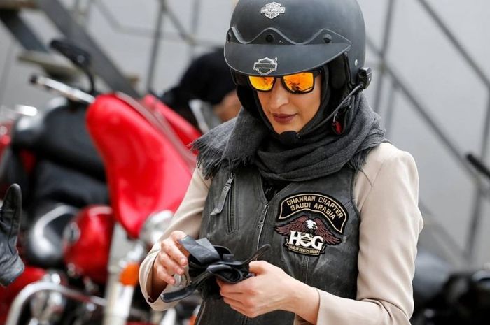Salah satu wanita Arab Saudi yang akan latihan mengendarai motor Harley-Davidson