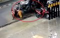Hati-hati Pilih Tempat Berhenti, 3 Bikers Ini Diseruduk Mobil Saat Pakai Jas Hujan