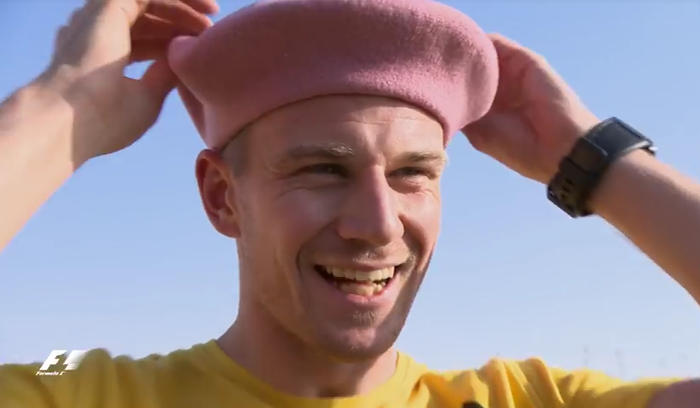 Pembalap tim Renault Nico Hulkenberg tersenyum dengan hadiah Natal berupa topi baret warna merah mudah, tetapi kemudian dia buang