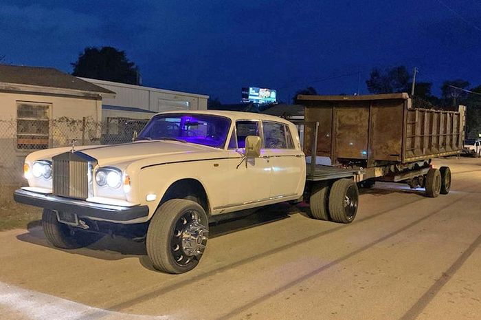 Modifikasi ekstrem Rolls-Royce Silver Shadow saat narik bak sampah