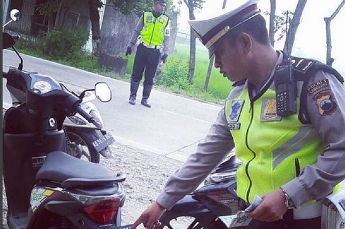 Ilustrasu pelat nomor aneh 