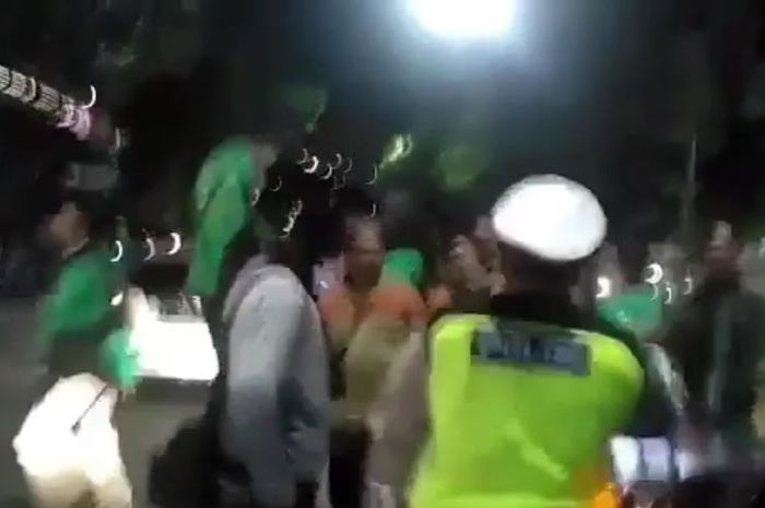 Polisi menenangkan massa di depan mobil Dewi Persik